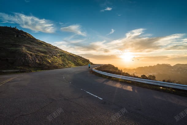 蓝天阳光盘山公路jpg设计背景_新图网 https://ixintu.com 公路 盘山 蓝天 阳光 阳光照片