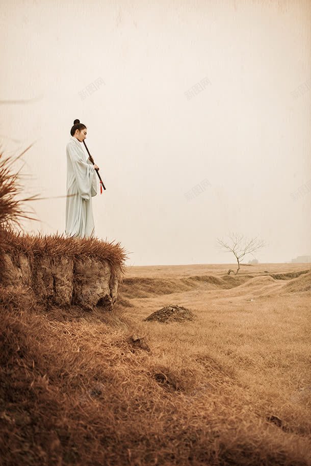中国风黄色荒原吹箫的人jpg设计背景_新图网 https://ixintu.com 国风 荒原 黄色
