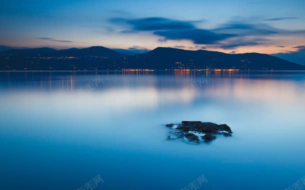 纯蓝平静湖面远方模糊城市jpg设计背景_新图网 https://ixintu.com 城市 平静 模糊 湖面 远方