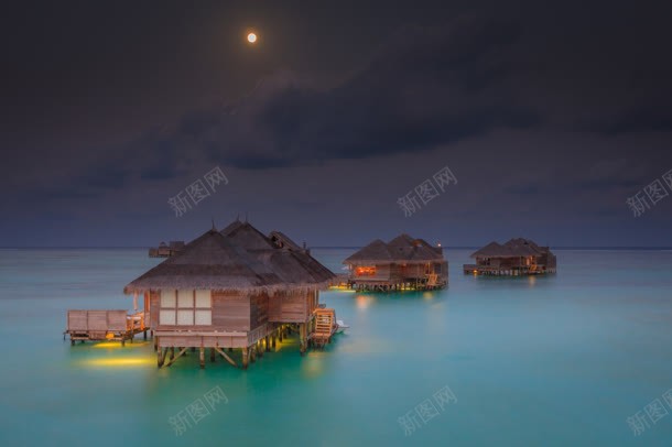 水面上的茅草别墅海报背景jpg设计背景_新图网 https://ixintu.com 别墅 水面 海报 背景 茅草
