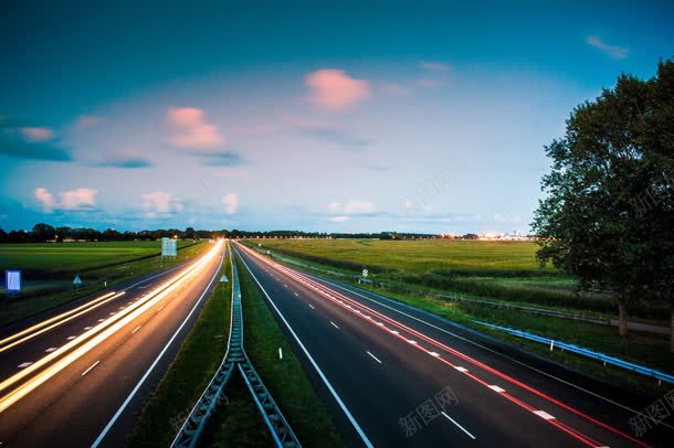 平原上的高速公路海报背景jpg设计背景_新图网 https://ixintu.com 平原 海报 背景 高速公路