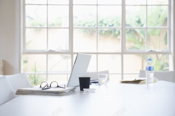 白色笔记本电脑眼镜工作台背景