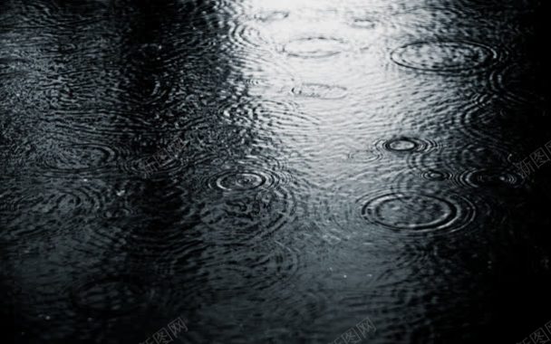 下雨水滴雨水黑色街道背景