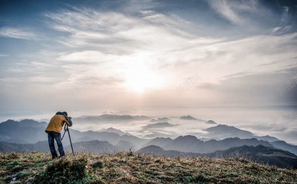 山顶的摄影师海报背景jpg_新图网 https://ixintu.com 山顶 摄影师 海报 背景