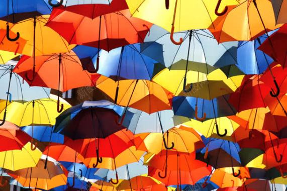 彩色漂浮的雨伞海报背景背景