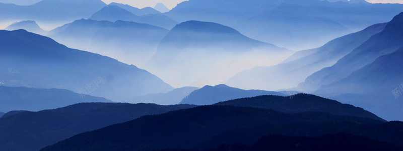 现代简约banner创意海报psd设计背景_新图网 https://ixintu.com 云彩 图片 大图 大山 大树 大气 天空 山岭 山峦 山峰 山林 摄影 树丛 树木 树林 植物 海报banner 白云 素材 群山 自然 草丛 草地 蓝天 风光 风景 高清