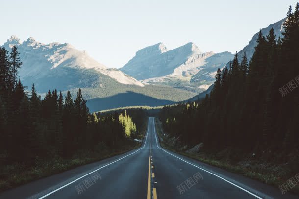 雪山下不见尽头的公路jpg设计背景_新图网 https://ixintu.com 不见 公路 尽头 雪山