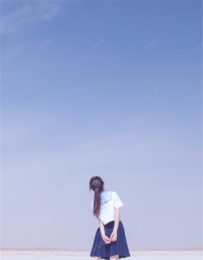 海边美女背影H5背景jpg设计背景_新图网 https://ixintu.com H5 H5背景 h5 女人 小清新 文艺 简约 美女 背影 蓝天 裙子