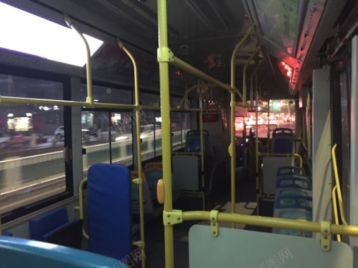 夜晚的公交车背景