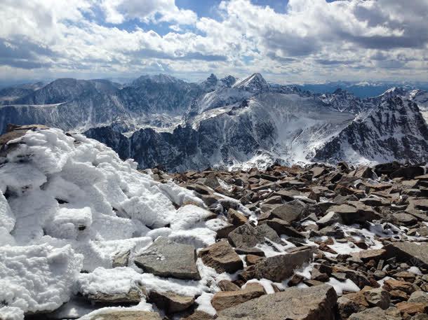 雪山上的乱石海报背景jpg设计背景_新图网 https://ixintu.com 乱石 海报 背景 雪山