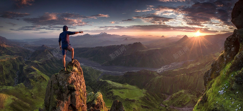 登山人背影山峰风景bannerjpg_新图网 https://ixintu.com banner 天空 山峰 摄影 男人背影 登山 运动 风景 黄昏