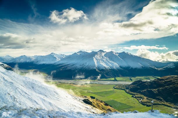 蓝天白增下的雪山绿草地jpg高清背景_新图网 https://ixintu.com 草地 蓝天 雪山