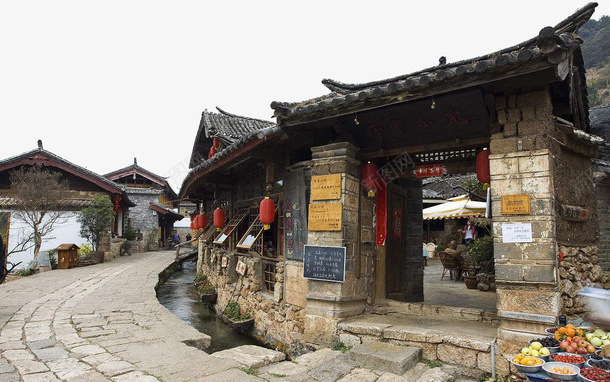 古老的建筑物png免抠素材_新图网 https://ixintu.com 丽江古镇 古老的房屋 古镇封面 砖石小路 红色的灯笼 蔬菜水果