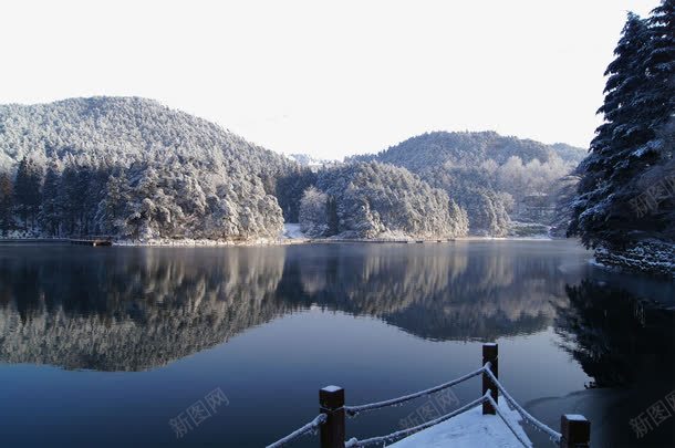 被雪覆盖的庐山png免抠素材_新图网 https://ixintu.com 山 庐山 庐山山水 湖水 被雪覆盖的植被