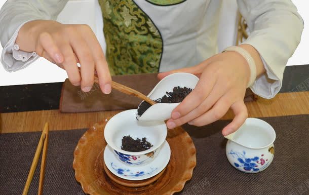 茶杯茶叶png免抠素材_新图网 https://ixintu.com 中国文化 泡茶 泡茶手势 茶具 茶文化 茶杯 茶艺 茶艺师 茶艺表演 茶道 茶饮