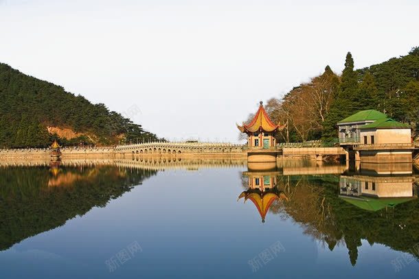 庐山好山水png免抠素材_新图网 https://ixintu.com 庐山 湖中亭 绿屋顶的房子 长桥 高山