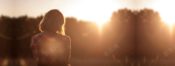 现代简约banner创意海报jpg设计背景_新图网 https://ixintu.com 人物 光晕 图片 大图 女人 女性 披肩发 摄影 朦胧 素材 美女 耀眼 逆光 阳光