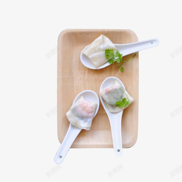 木盘子上的云吞小吃png免抠素材_新图网 https://ixintu.com 云吞 勺子 小吃 料理 木盘 美食 面食 馄钝 馄饨 香菜