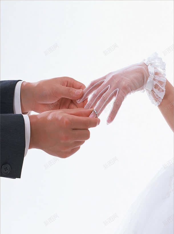 结婚戴钻戒画册png免抠素材_新图网 https://ixintu.com 画册 结婚 设计 钻戒