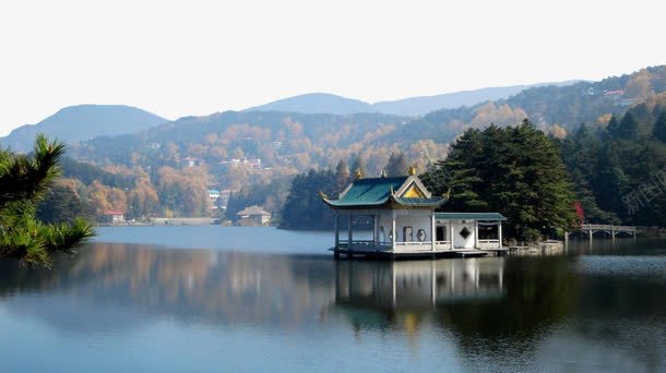 美丽的庐山湖中亭png免抠素材_新图网 https://ixintu.com 亭子 庐山 景区 清澈的湖水 连绵不绝的山