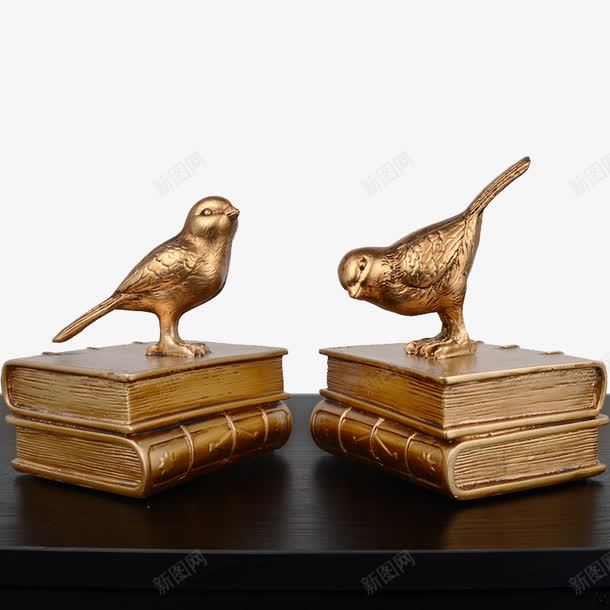 桌子上的金色复古书png免抠素材_新图网 https://ixintu.com 产品实物 免费png素材 复古书 工艺品 摆件 装饰品
