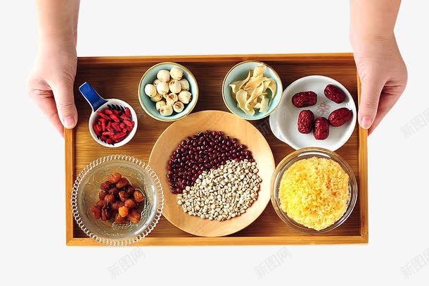 托盘上的甜汤食材png免抠素材_新图网 https://ixintu.com 厨房煲汤 各种煲汤食材 甜汤料包 甜羹的食材 美容汤类 银耳莲子汤 银耳莲子羹