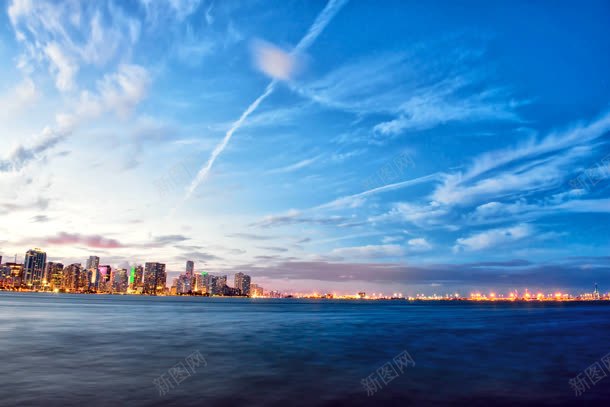 蓝天白云海平面城市jpg设计背景_新图网 https://ixintu.com 城市 海平面 白云 蓝天