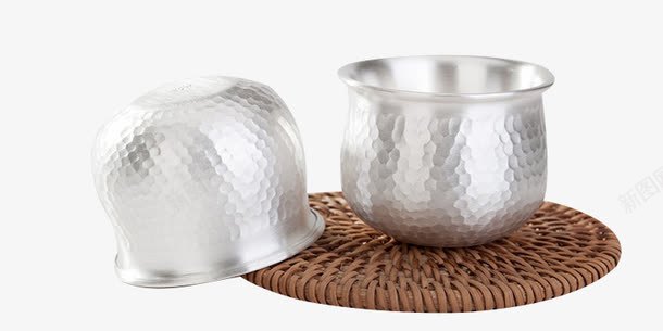 两只银质茶杯png免抠素材_新图网 https://ixintu.com 一对银杯子 暗花酒杯 精致酒杯 茶杯酒杯 银杯 银质酒具