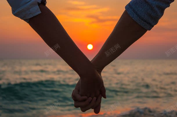 夕阳下的手jpg设计背景_新图网 https://ixintu.com 人物 其它类别 图片素材 夕阳 夕阳下的手图片 夕阳下的手图片素材下载 大海 手拉手 背景花边