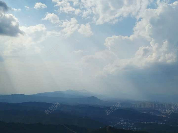 登山远景远眺png免抠素材_新图网 https://ixintu.com 天空 白云 群山 阳光
