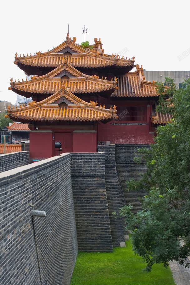 泰安岱庙建筑图png免抠素材_新图网 https://ixintu.com 古城 古庙 古老 古老围墙 围墙 围墙外景 城墙 嫩草 山东 岱庙 树木 泰安 绿树 绿草 老城 草地 豪华大巴