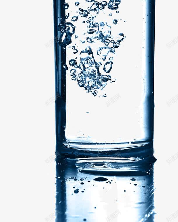 创意水广告png免抠素材_新图网 https://ixintu.com 倒水 倒水到水杯里 创意水广告图片 动感水花 水 水花 水花图片
