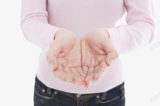 双手捧起png免抠素材_新图网 https://ixintu.com 公益 商业 手心 捧在手心 环境 粉色毛衣