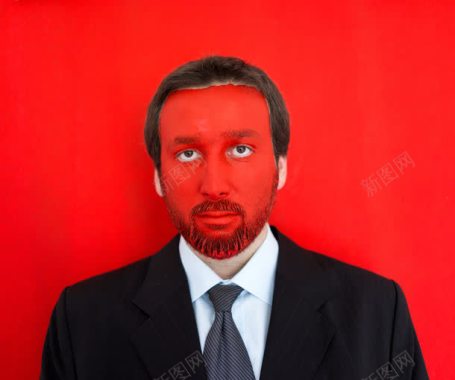 脸刷红漆的男士背景