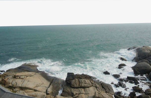 海浪冲洗岸边的石头png免抠素材_新图网 https://ixintu.com 一望无际 大海 旅游 沙滩 海南景色 海南风光 海景 海边