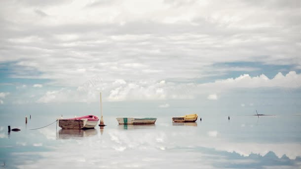 蓝天白云下的海上船只jpg设计背景_新图网 https://ixintu.com 海上 白云 船只 蓝天