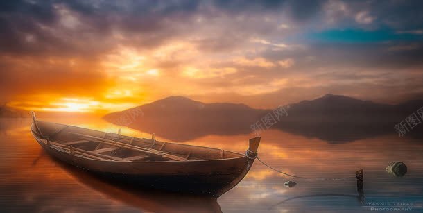 夕阳下云彩小船海面jpg设计背景_新图网 https://ixintu.com 云彩 夕阳 小船 海面