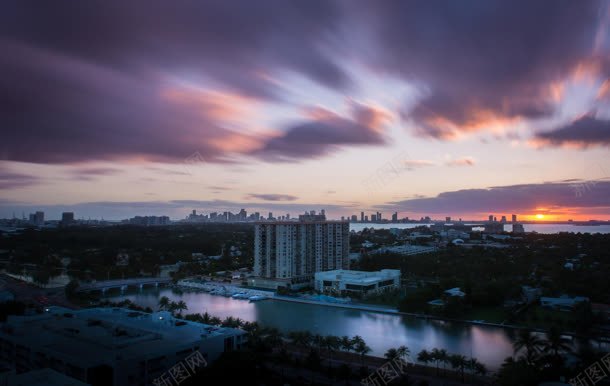紫色天空夕阳城市风景jpg设计背景_新图网 https://ixintu.com 城市 夕阳 天空 紫色 风景