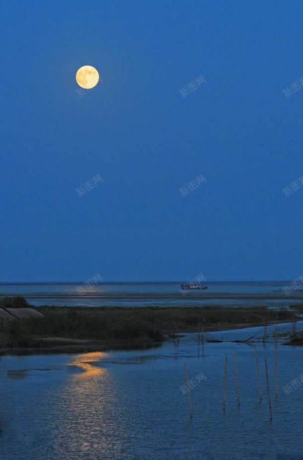 蓝色天空月亮河流jpg设计背景_新图网 https://ixintu.com 天空 月亮 河流 蓝色