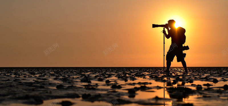 夕阳下的摄影师jpg_新图网 https://ixintu.com 夕阳 摄影 摄影师 河滩 海报banner 风景