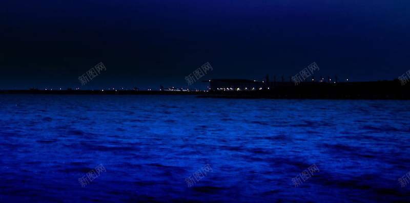 夜晚平静海面H5背景psd_新图网 https://ixintu.com H5 h5 云 夜晚 平静 摄影 海面 港口 蓝色 风景