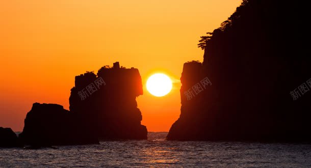 山峰间的落日大海海报背景jpg设计背景_新图网 https://ixintu.com 大海 山峰 海报 背景 落日