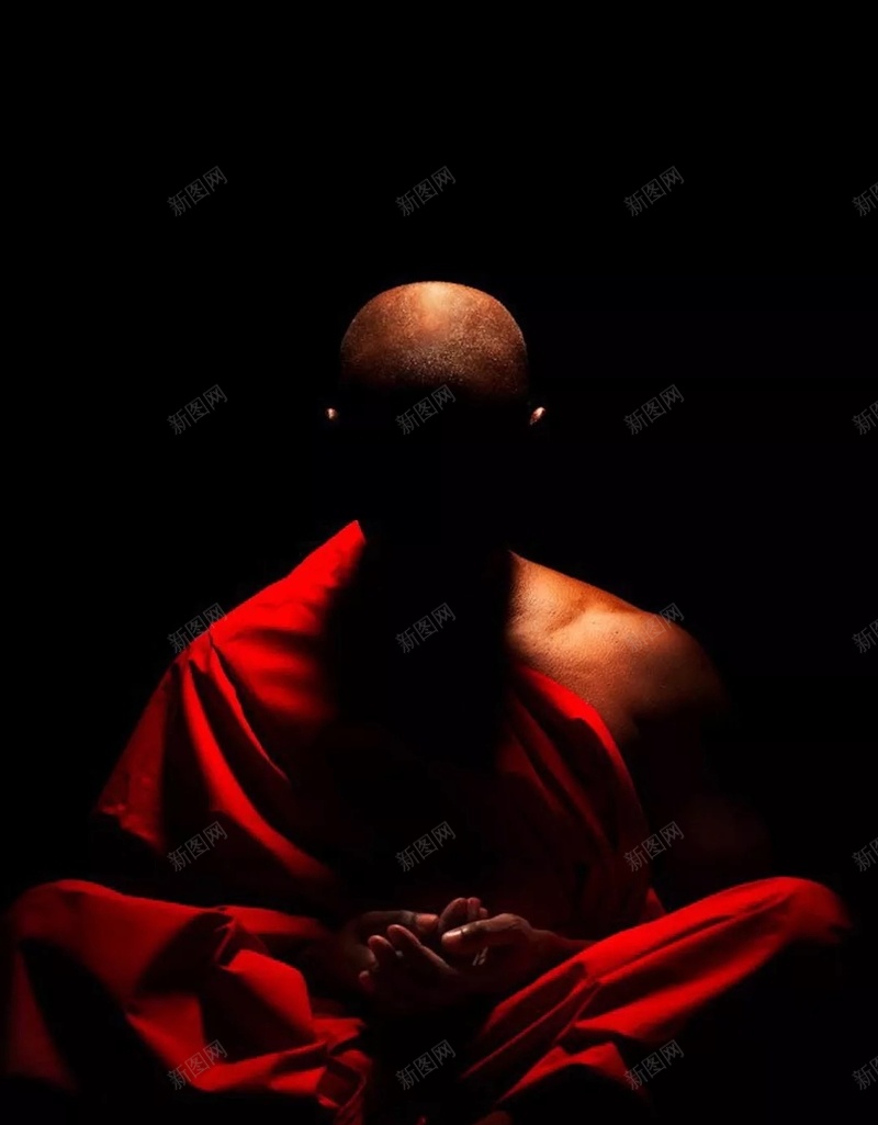 僧侣打坐黑色背景H5背景jpg设计背景_新图网 https://ixintu.com 僧侣 光头 光效 和尚 打坐 橙色衣服 皮肤 黑色背景