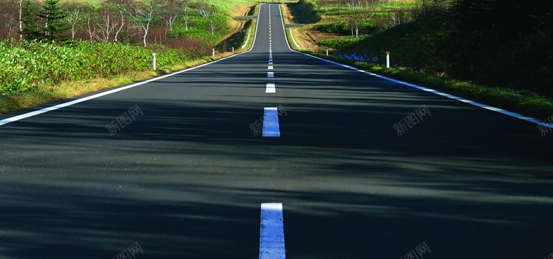 城市马路跑道jpg设计背景_新图网 https://ixintu.com 户外跑道 摄影 景色 海报banner 道路 风景