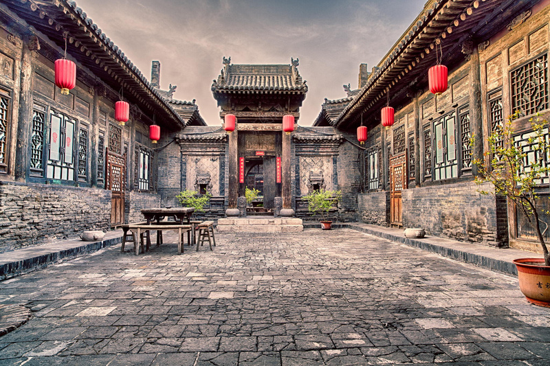 手绘中国风四合院建筑平面广告psd设计背景_新图网 https://ixintu.com 中国风 传统 古典 四合院 地产 平面广告 建筑 手绘 灯笼