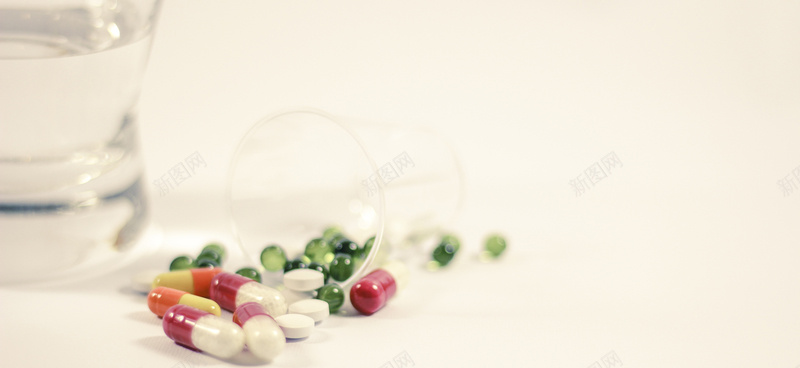 摄影水杯胶囊绿色药丸jpg_新图网 https://ixintu.com 医药 护理 摄影 水杯 海报banner 绿色药丸 胶囊 风景