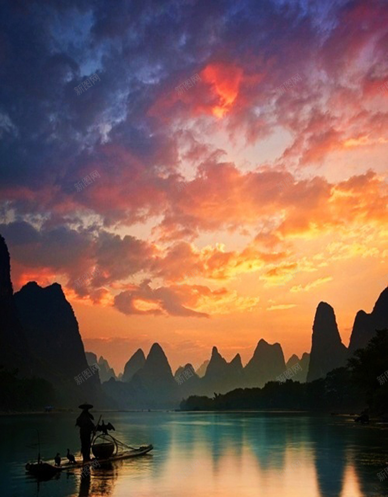 山水风景摄影H5jpg_新图网 https://ixintu.com 倒影 摄影 晚霞 河流 渔夫 渔船 风景 高山