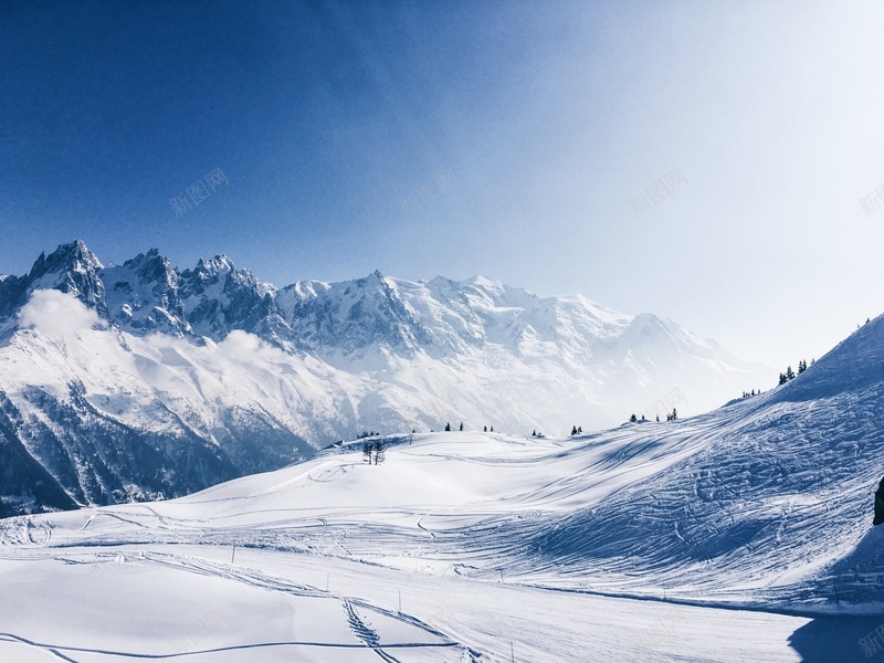 白色蓝天冰天雪地