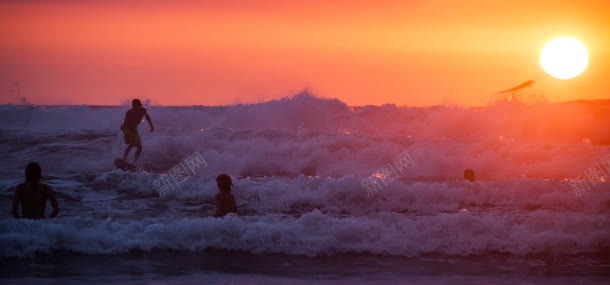 大海浪花人物背景jpg设计背景_新图网 https://ixintu.com 人物 冲浪 大海 沙滩