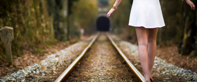 走在铁路上的女人psd_新图网 https://ixintu.com 女士 意境 摄影 海报banner 铁路 风景